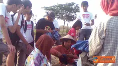 Citizen6, Blora: Gerakan Merah Putih melakukan berbagai aksi sosial diataranya membegikan pakaian dan sarung kepada masyarakat. (Pengirim: Agus Ariyanto)