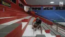 Pekerja menyelesaikan lantai tangga proyek renovasi gelanggang olahraga (GOR) Soemantri Brodjonegoro, Jakarta, Kamis (18/1). Menjelang Asian Games 2018, sebanyak 10 Gelanggang Olahraga di kawasan DKI Jakarta direnovasi. (Liputan6.com/Arya Manggala)