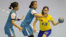 Pebola tangan putri Filipina, Dana Lora Schulte, berusaha melewati penjagaan ketat dari tim bola tangan putri Indonesia pada International Handball Federation Trophy 2016 di Jakarta, Sabtu (5/3/2016). (Bola.com/Vitalis Yogi Trisna)