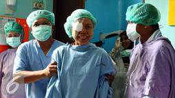 Direktur Utama Indosiar, Komjen Pol Imam Sujarwo (kanan) bersama Menkes Nila F Moeloek (kiri) menemui pasian operasi katarak di Rumah Sakit Bhayangkara Brimob, Depok, Jawa Barat, Sabtu (9/1/2016). (Liputan6.com/Yoppy Renato)