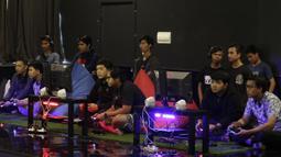 Sejumlah peserta mengikuti laga penyisihan seleksi Liga 1 PES Series Jakarta di Pluit, Jakarta, Sabtu, (19/1). Nantinya pemenang akan mewakili Indonesia di ajang Liga 1 PES Asia di Thailand. (Bola.com/M. Iqbal Ichsan)