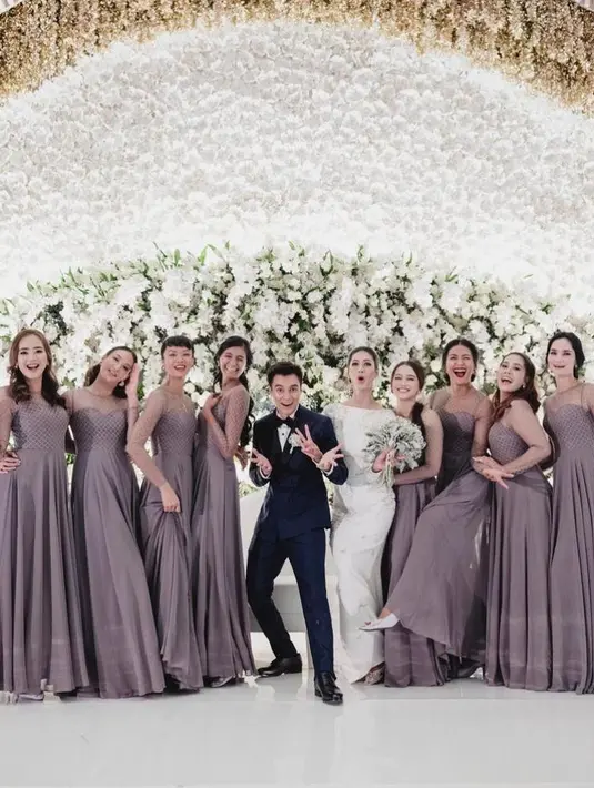 Di momen akad nikah Paula Verhoeven dengan Baim Wong, para bridesmaid terlihat cantik dalam balutan  dress berwarna nude dengan kain tulle akar. (Instagram/paula_verhoeven).