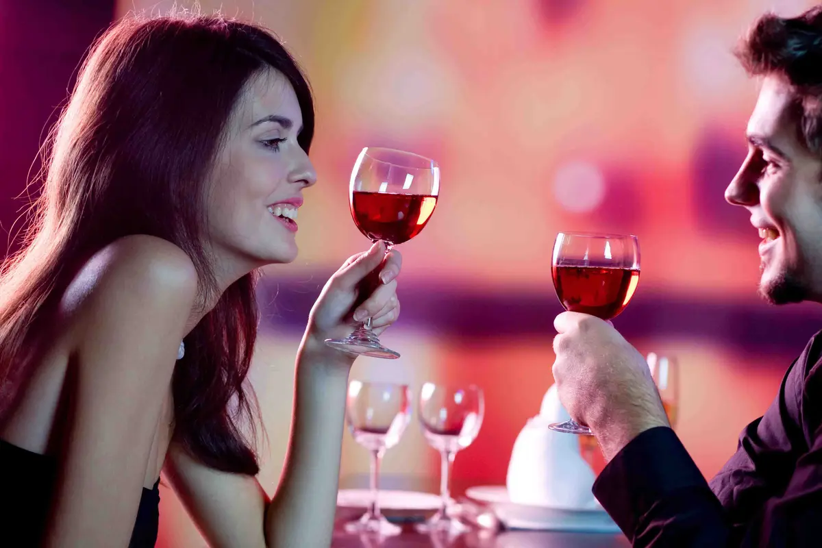15 Pertanyaan Kreatif Saat Kencan Makan Malam