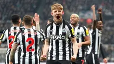 Pemain Newcastle United Anthony Gordon (tengah) merayakan golnya ke gawang Manchester United pada pertandingan sepak bola Liga Inggris di St. James' Park, Newcastle, Inggris, Sabtu (2/12/2023). (Owen Humphreys/PA via AP)