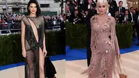 Bukan Kendall dan Kylie Jenner namanya jika tidak membuat sensasi, kali ini mereka tampil di Met Gala 2017 mengenakan gaun transparan. Sumber foto Instagram Met Gala Official.