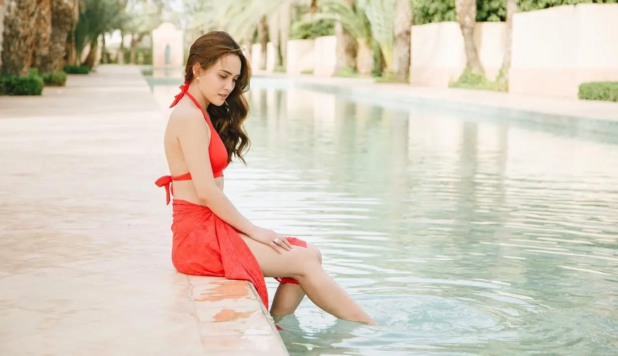 Shandy Aulia juga termasuk artis Indonesia yang kerap mengunggah foto seksi di akun Instagram-nya. Salah Satunnya adalah saat ia duduk di pinggir kolam dengan bikini warna merah. (Foto: instagram.com/shandyaulia)