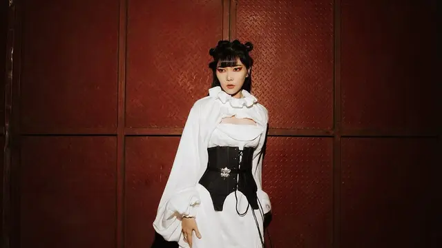 Potret Outfit Manggung Isyana Sarasvati Gaya Edgy (credit: instagram/isyanasarasvati)