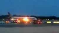 Pesawat Singapur Airlines dengan nomor penerbangan S-Q 368 terbakar