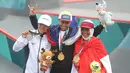 Skateboarder Indonesia peraih perunggu Bunga Nyimas (kanan) tersenyum saat menujukkan medali pada kelas jalanan putri Asian Games 2018 di Palembang, Sumatera Selatan, Rabu (29/8). (ANTARA FOTO/INASGOC/Rahmad Suryadi/thv/18)