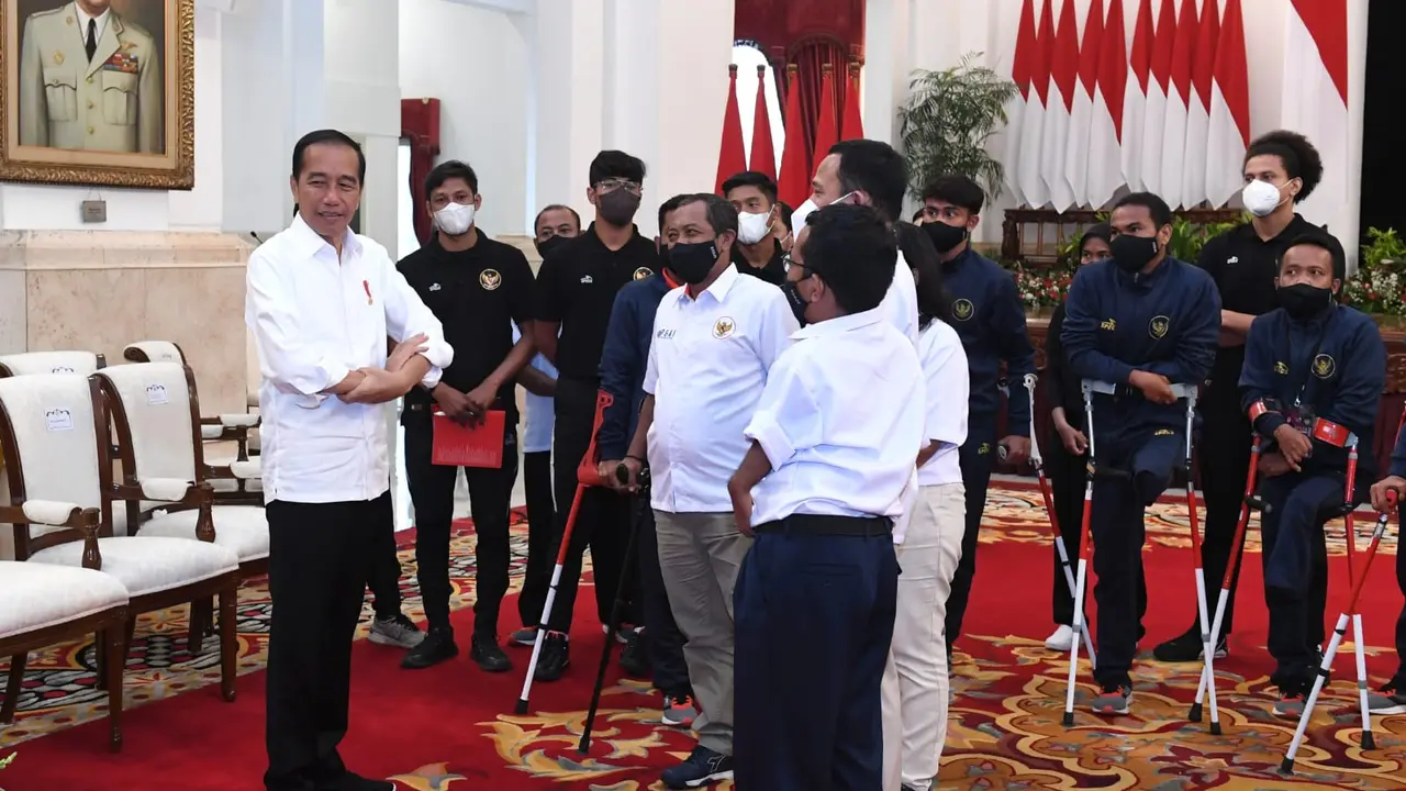 Presiden Jokowi menerima pengurus Persatuan Sepak Bola Amputasi Indonesia (PSAI) dan para atlet serta pelatih tim nasional sepak bola amputasi di Istana, Rabu, (21/9/2022)