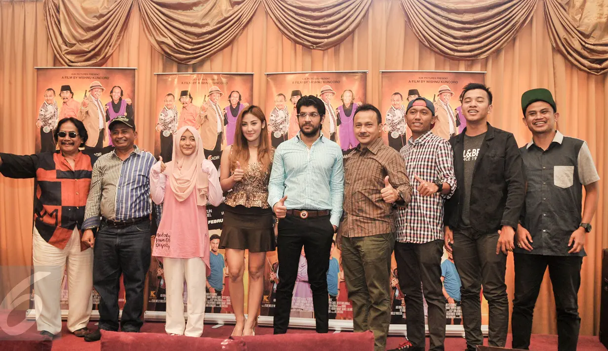 Pemain film 'Generasi Kocak 90an vs Komika saat peluncuran trailler, Jakarta, Selasa (24/1). Rumah produksi K2K Picture menghadirkan film komedi yang menampilkan deretan pelawak senior dan komika. (Liputan6.com/Yoppy Renato)