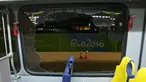 Kaca jendela dari bus yang mengangkut para jurnalis di Olimpiade Rio 2016 pecah ketika dalam perjalanan menuju pusat media centre di Barra da Tijuca, Selasa (9/8). Bus tersebut ditembak senjata api oleh orang tak dikenal. (REUTERS/Shannon Stapleton)