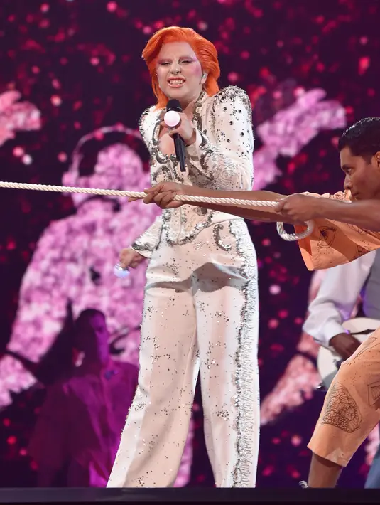 Lady Gaga membawakan hits dari mendiang David Bowie dari tahun 70-an dan awal tahun 80-an, termasuk ‘Space Oddity’, ‘Changes’, ‘Fame’, ‘Let's Dance’ dan ‘Heroes’ di panggung Grammy Awards 2016. (AFP/Bintang.com)