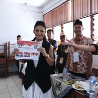 Penyanyi dan pemeran Krisdayanti sangat antusias memberikan hak suaranya untuk pemilihan Gubernur dan Wakil Gubernur DKI Jakarta 2017. Bersama dengan mamanya, ia berangkat sekitar pukul 10.00 WIB. (Nurwahyunan/Bintang.com)