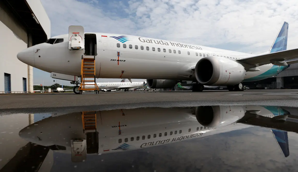 Pesawat Boeing 737 Max 8 Garuda Indonesia terparkir di Bandara Soekarno Hatta, Tangerang, Rabu (13/3). Pelarangan terbang untuk Boeing 737 Max 8 ini diambil pascakecelakaan maut Ethiopian Airlines. (REUTERS/Willy Kurniawan)