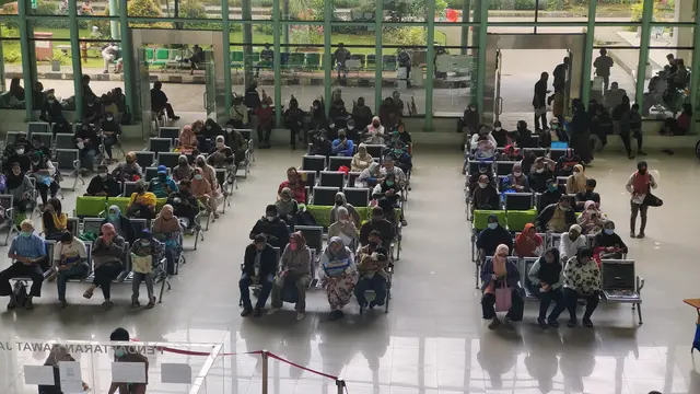 Sejumlah pasien sedang menunggu antrean di RSUD Kisa Kota Depok