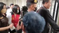 Penampakan Putri Candrawathi Tiba di PN Jaksel: Tangan Terborgol dan Hanya Tertunduk