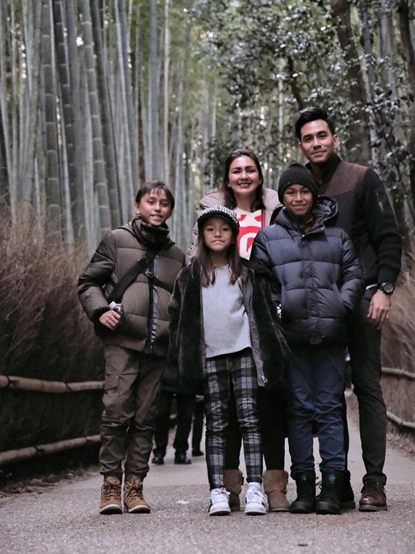 Begini suasana menikmati tempat wisata hutan bambu yang berada di Arashiyama Bamboo Forest, Kyoto, Jepang. Karena cuaca dingin keluarga ini pun tak lupa kenakan pakain musim dingin. (Liputan6.com/IG/@darius_sinathrya)