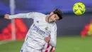 Gelandang Real Madrid, Marco Asensio, menyundul bola saat melawan Athletic Bilbao pada laga Liga Spanyol di Stadion Alfredo Di Stefano, Rabu (16/12/2020). Real Madrid menang dengan skor 3-1. (AP/Bernat Armangue)
