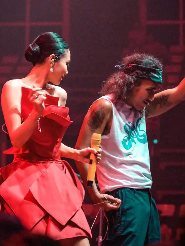 Merasa Hoki, Ini 6 Potret Keseruan Wika Salim Duet Bareng Slank di Panggung