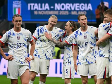 Pemain Timnas Norwegia, Thelo Aasgaard, Erling Braut Haaland, Patrick Berg, dan Torbjorn Lysaker Heggem merayakan kemenangan mereka di akhir pertandingan kualifikasi Piala Dunia 2026 zona Eropa melawan Italia, di Stadion San Siro, Milan, pada 16 November 2025. Mengalahkan Italia dengan skor 4-1 pada pertandingan terakhir Grup I Kualifikasi Piala Dunia 2026 zona Eropa, Timnas Norwegia memastikan tiket lolos ke Piala Dunia 2026. (Alberto PIZZOLI/AFP)