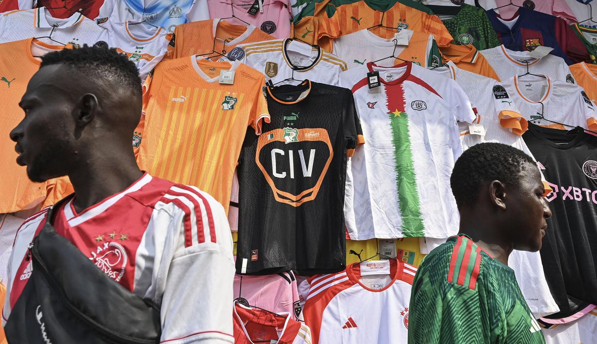 Sejumlah dagangan jersey memenuhi salah satu pasar di Abidjan, pusat kota Pantai Gading menjelang Piala Afrika 2023 pada Sabtu (06/01/2024) waktu setempat. (AFP/Issouf Sanogo)