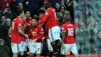 Pemain Manchester United, Jesse Lingard dan rekan setimnya merayakan gol ke gawang Chelsea pada laga pekan ke-28 Premier League, di Old Trafford, Minggu (25/2). Manchester United menuai kemenangan tipis 2-1 atas Chelsea. (AP/Rui Vieira)