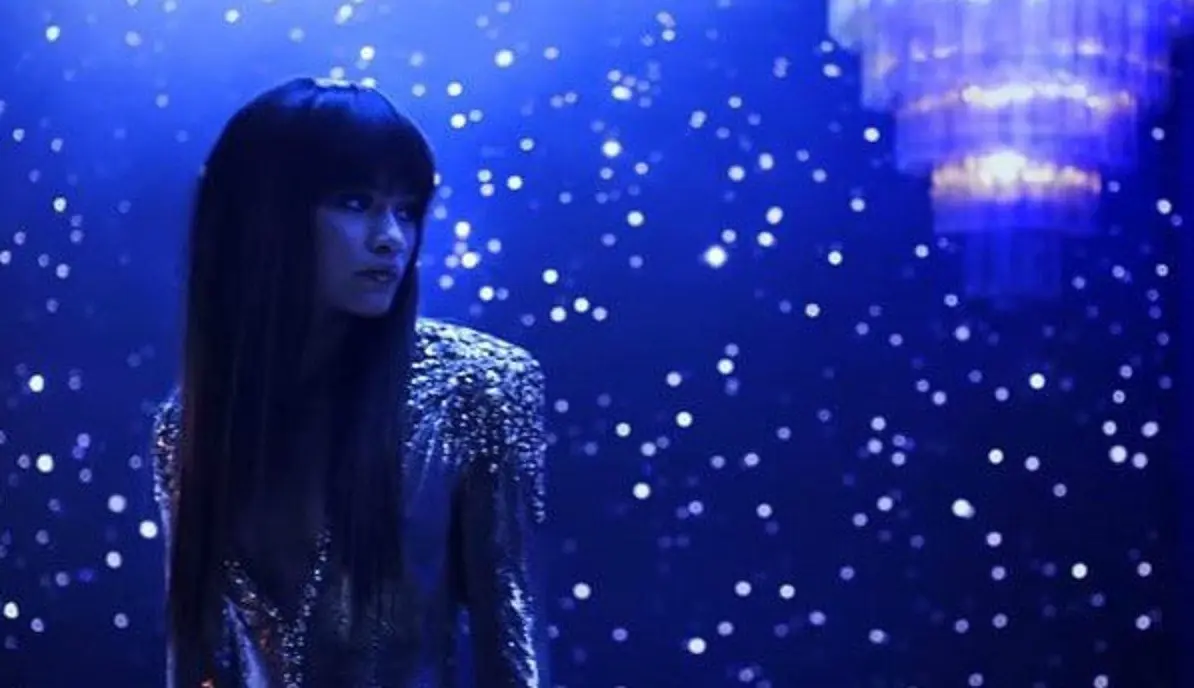 	Penampilan Zendaya di videoklip Bruno Mars, Versace on the Floor