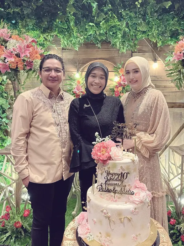 7 Potret Pasha Ungu dan Adelia Rayakan Anniversary Pernikahan ke-10, Mewah