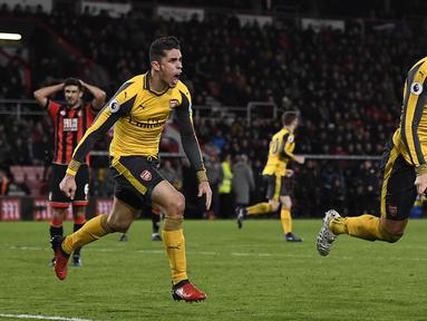 Striker Arsenal, Olivier Giroud, merayakan gol yang dicetaknya ke gawang Bournemouth pada laga Liga Inggris di Stadion Vitality, Inggris, Selasa (3/1/2017). Kedua tim bermain imbang 3-3. (Reuters/Dylan Martinez)