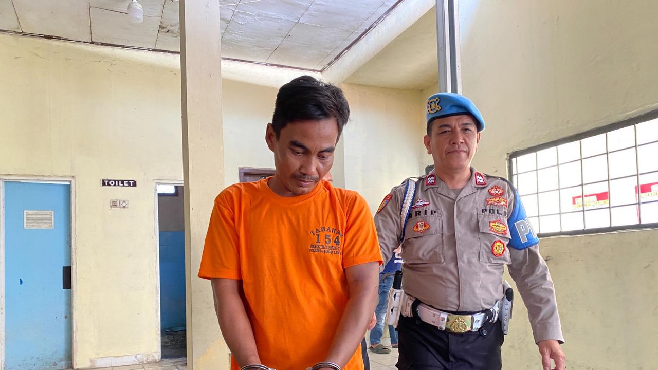 Tersangka SN (35) diringkus polisi karena mencuri sepeda motor rekannya sendiri. Foto : (Istimewa).