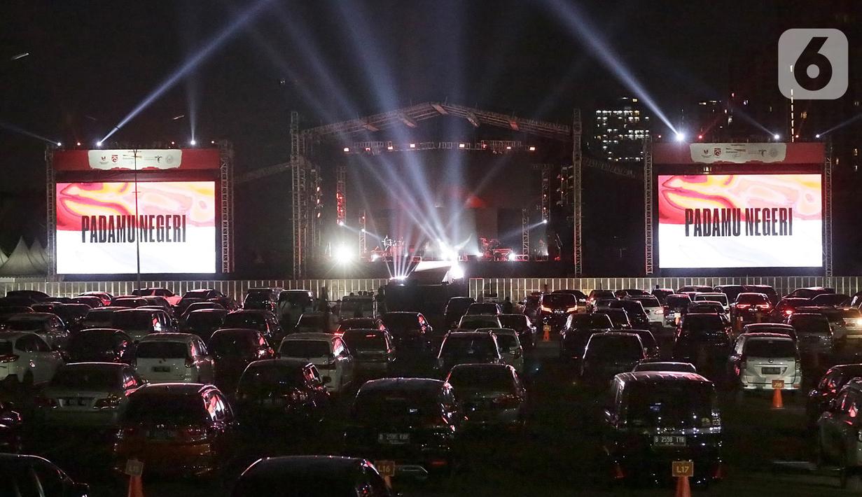 Suasana konser New Live Experience 2020 di Parkir Barat JIExpo Kemayoran, Jakarta, Sabtu (29/8/2020). Konser Perjalanan 34 Tahun Kahitna yang digelar selama hampir 2 jam ini tentunya menjadi awal yang manis. (Fimela.com/Bambang E.Ros)