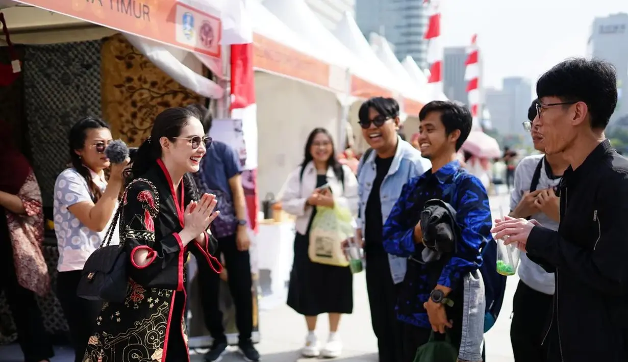 Arumi memadukan outer batik ini dengan skinny pants dan tank top hitam [@arumibachsin_94]