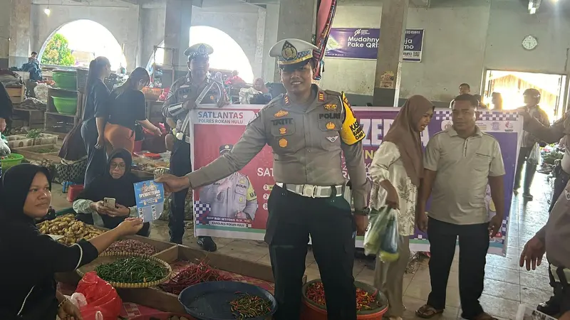 Kasat Lantas Polres Rokan Hulu sosialisasi Operasi Zebra Lancang Kuning kepada penjual di pasar.