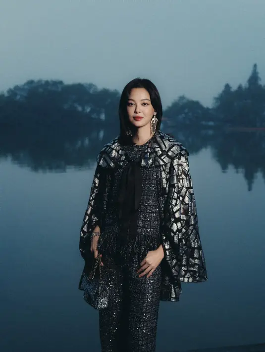 Bintang lainnya, Xin Zhilei, tampil memukau dengan setelan tweed berwarna hitam dan cape bermotif abstrak yang menawan. Gaya elegan namun berani ini memberi kesan modern dan berkelas, sesuai dengan estetika Chanel yang selalu memadukan keanggunan dengan sentuhan kontemporer. [Dok/Chanel].