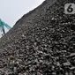 Aktivitas pekerja saat mengolah batu bara di Pelabuham KCN Marunda, Jakarta, Minggu (27/10/2019). Berdasarkan data ICE Newcastle, ekspor batu bara Indonesia menurun drastis 33,24 persen atau mencapai 5,33 juta ton dibandingkan pekan sebelumnya 7,989 ton. (merdeka.com/Iqbal S Nugroho)