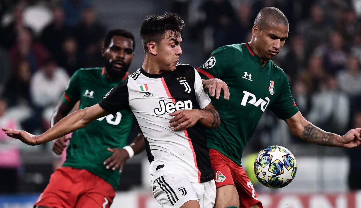Striker Juventus, Paulo Dybala, berebut bola dengan bek Lokomotiv Moscow, Murilo Cerqueira, pada laga Liga Champions di Stadion Juventus, Turin, Selasa (22/10). Juventus menang 2-1 atas Lokomotiv. (AFP/Marco Bertorello)