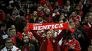 Supporters  memegang scarf tanda dukungan kepada timnya pada leg pertama 16 besar Liga Champions di Estadio do Sport Lisboa, Rabu (17/2/2016) dini hari WIB. (AFP / Patricia De Melo Moreira)