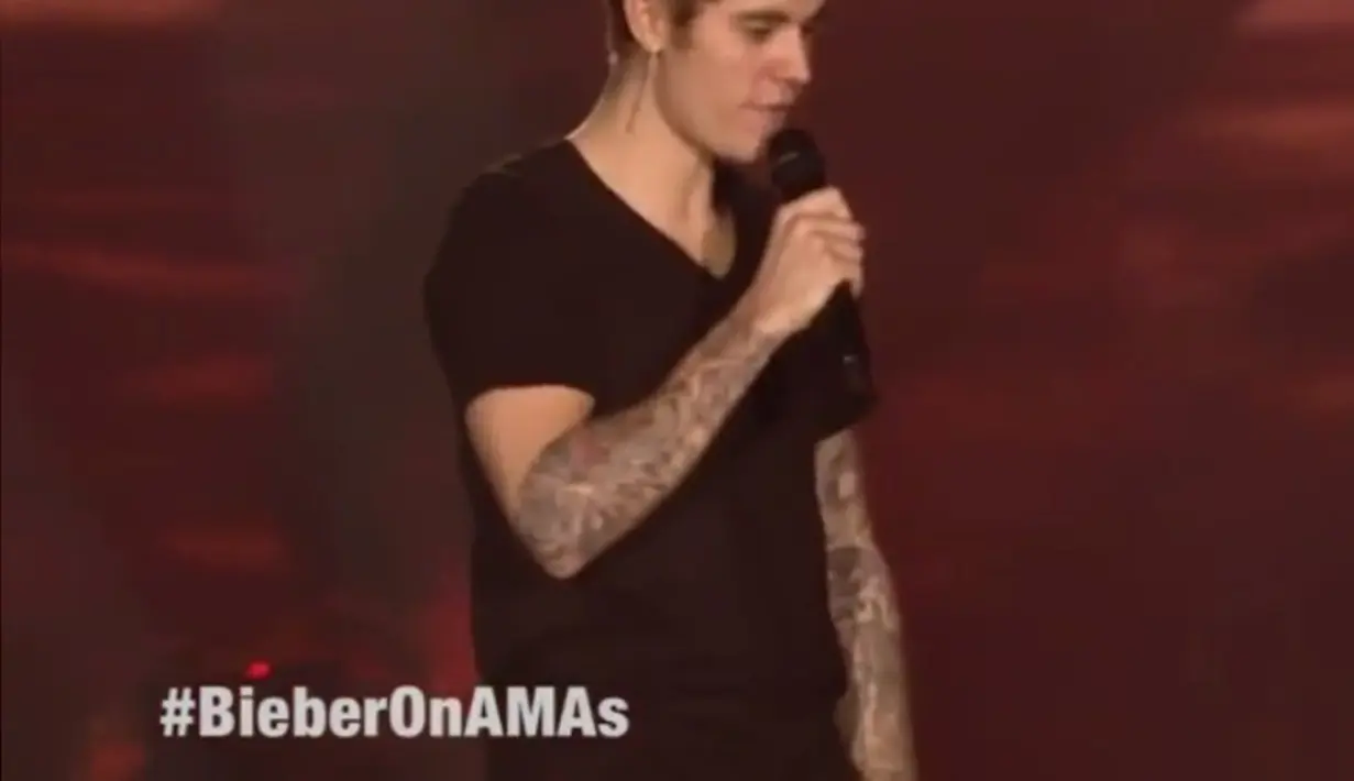 Air mata kembali berderai dari para beliebers lantaran hal yang dibuat Justin Bieber. Kali ini tidak dikecewakan, tetapi dibuat kagum oleh penampilan Justin di American Music Awards 2016 lewat video satelit. (doc.gossipcop.com)