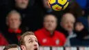 Penyerang Harry Kane berusaha mengontrol bola saat bertanding melawan Bournemouth di Liga Inggris di Stadion Vitalitas (11/3). Cedera yang dialami Kane membuat khawatir timnas Inggris yang akan berlaga di Piala Dunia 2018. (AFP Photo/Adrian Dennis)
