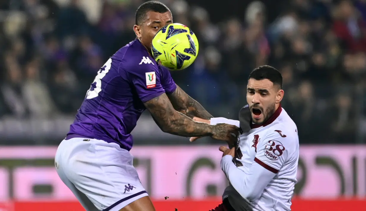 Pemain Fiorentina Riccardo Saponara (kiri) berebut bola udara dengan pemain Torino Antonio Sanabria pada pertandingan sepak bola perempat final Coppa Italia di Stadion Artemio Franchi, Florence, Italia, 1 Februari 2023. Fiorentina mengalahkan Torino dengan skor 2-1 dan berhasil melaju ke babak semifinal Coppa Italia. (Massimo Paolone/LaPresse via AP)