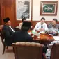 Senator Australia Selatan Nick Xenophon dan Imam Masjid Alice Spring Australia Syekh Kafrawi Abdurrahman Hamzah menyambangi Kantor PBNU, Jakarta. (Liputan6.com/Taufiqurrohman)