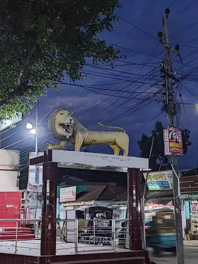 6 Patung di Desa Ini Absurd Banget, Bentuknya Bikin Enggak Habis Pikir