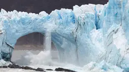 Fenomena dinding es raksasa dari Gletser Perito Moreno saat runtuh di Taman Nasional Los Glaciares, Argentina, Kamis (10/3). Yang paling menarik wisatawan berkunjung ke sana yaitu runtuhnya bongkahan es raksasa gletser tersebut. (AFP PHOTO/Walter Diaz)