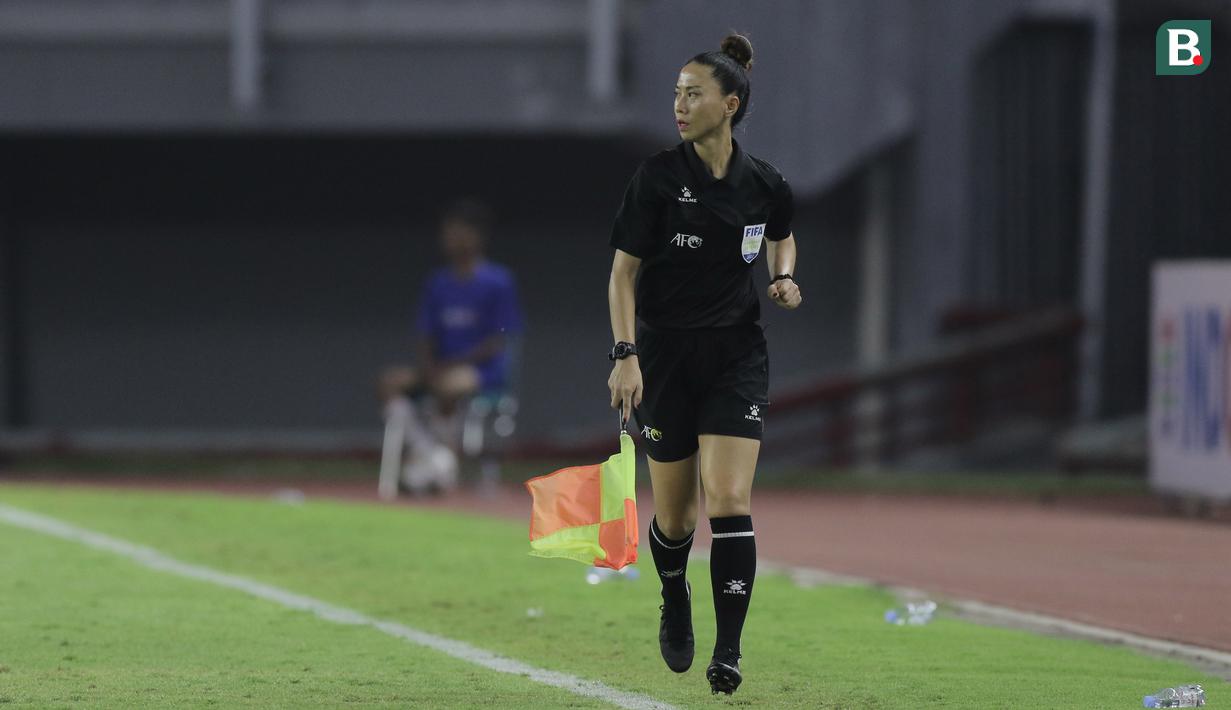Kim Kyoung-min merupakan salah satu dari tiga wasit wanita asal Korea Selatan yang ditunjuk AFC untuk Kualifikasi Piala Asia U-20 2023 yang berlangsung di Gelora Bung Tomo, Surabaya. (Bola.com/Ikhwan Yanuar)