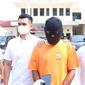 SBR (50) ditangkap Polres Metro Bekasi karena memperkosa remaja. (Liputan6.com/Bam Sinulingga)