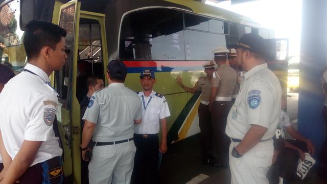 Pengecekan Kelayakan Kendaraan Bus di Terminal Garut