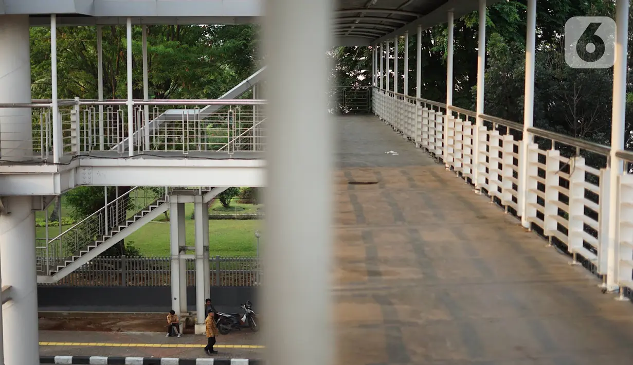 Suasana Jembatan Penyeberangan Orang (JPO) yang merupakan akses menuju Halte Transjakarta CSW di kawasan Kebayoran Baru, Jakarta Selatan, Rabu (30/10/2019). JPO tersebut selama bertahun-tahun tidak dapat digunakan karena memiliki tinggi hingga 20,7 meter. (Liputan6.com/Immanuel Antonius)
