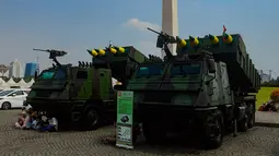 Selama dipamerkan, masyarakat diperbolehkan melihat pameran alutsista TNI secara gratis di Monas. (merdeka.com/Arie Basuki)