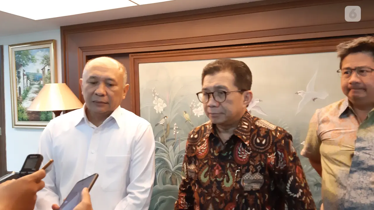 Menteri Koperasi dan UKM Teten Masduki dan Dubes Republik Indonesia untuk Konfederasi Swiss Muliaman Hadad.